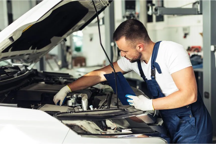 Motor bölümünü kontrol eden teknisyen